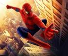 Человек-паук прыжки между зданиями города с его размахивая паука